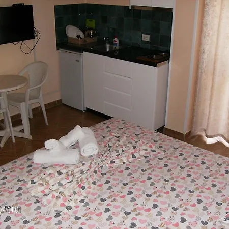 Amras House 3* Дуррес